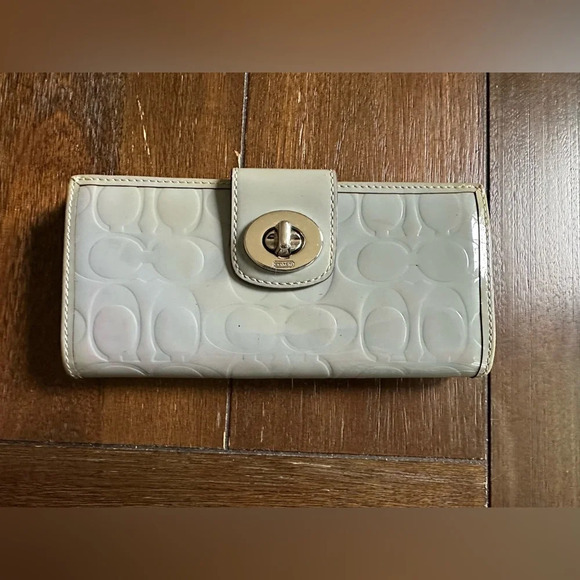 Coach turn lock wallet - Picture 1 of 16